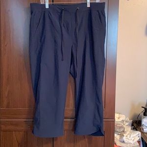 Women’s navy blue capris.